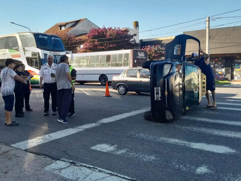 Taxi volcó en Luro y Malvinas tras rozar otro auto Infobrisas