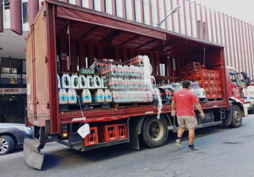 Atraparon a un joven que intentó robar Coca Cola de un camión de