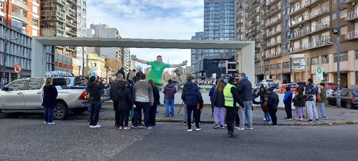 Tras otro título la gigantografía de Dibu Martínez fue renovada