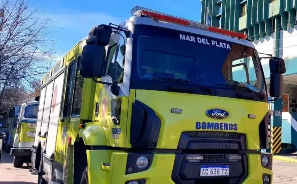 Una familia evacuada por un incendio en una casa: uno de ellos sufrió quemaduras en sus manos y pies
