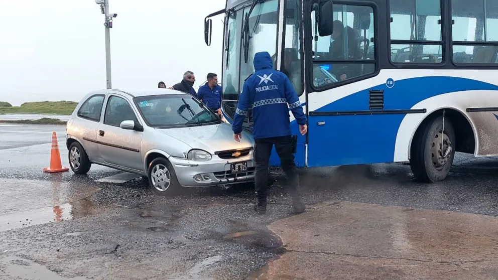 Mal funcionamiento de un semáforo provocó choque entre colectivo y auto en cercanías de Parque Camet