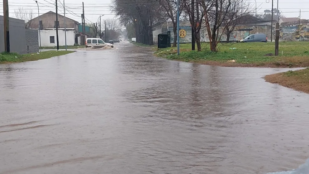 La lluvia volvió intransitable al barrio Los Pinares