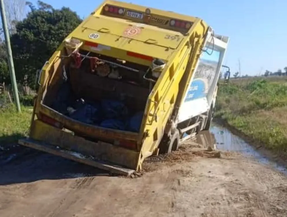 Un camión de recolección de residuos quedó encajado en el barro