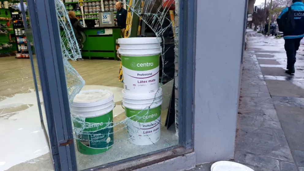 Video: Arrojan bloque de cemento contra vidriera y roban mercadería en una pinturería céntrica