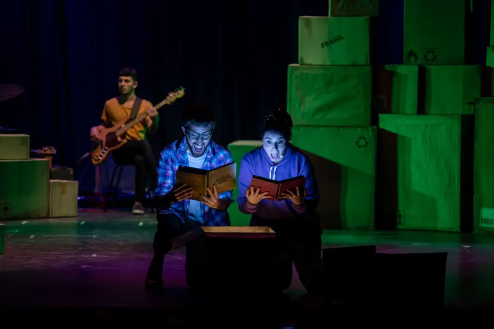 Función final de “Encajados, relatos de una noche de lluvia” en el Teatro Colón