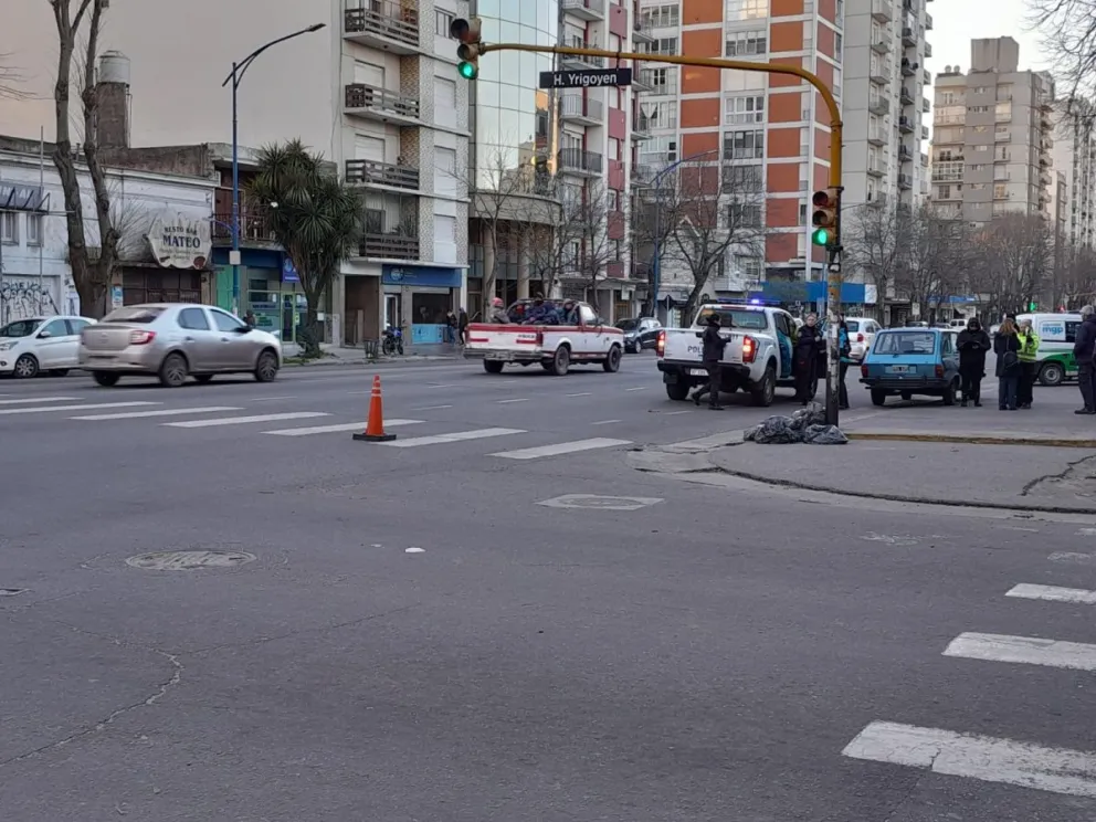 Dos automóviles atropellaron a un peatón cuando cruzaba Avenida Colón frente a Plaza Mitre