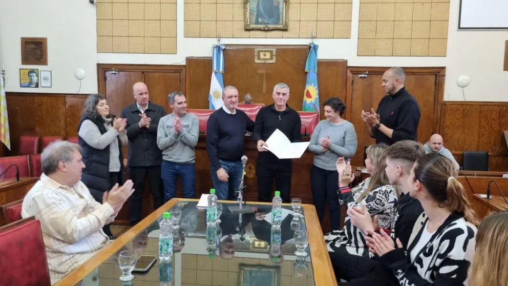  Eduardo Dominé recibió la distinción al Mérito Deportivo por su trayectoria como basquetbolista