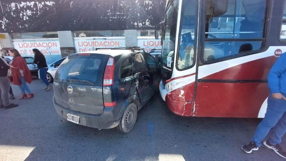 Se pasó del carril rápido al lento sin mirar y se lo llevó puesto el 717