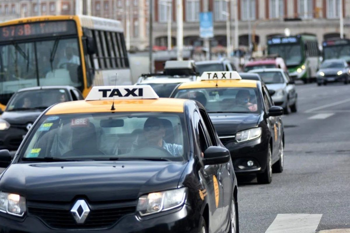 Taxis se suman al paro de la CGT y evalúan un nuevo aumento de tarifa