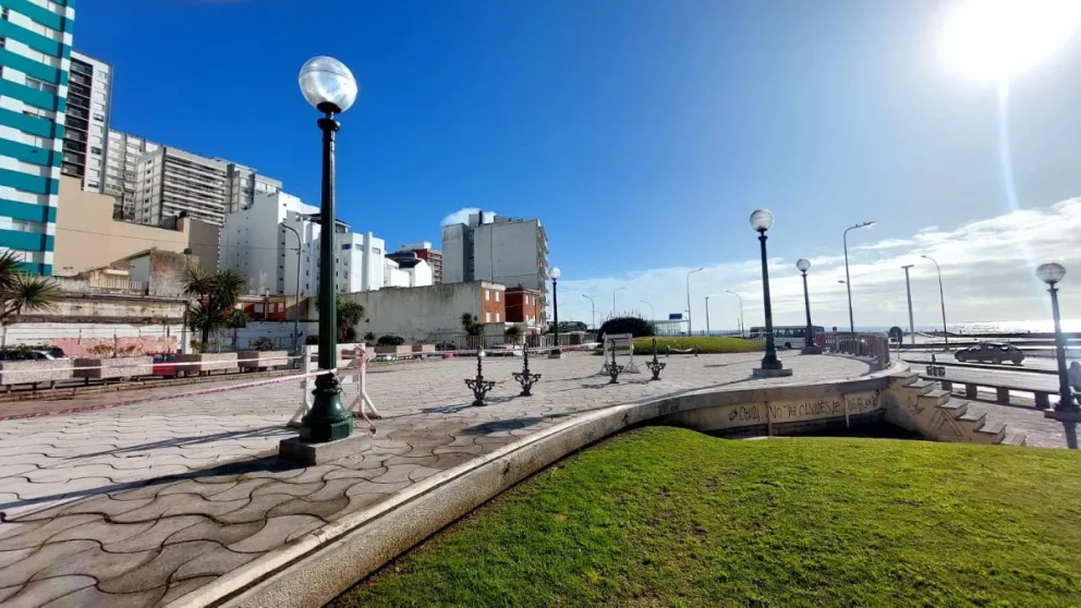 Completan puesta en valor y trasladan destacada escultura en la plazoleta de Luro y la costa