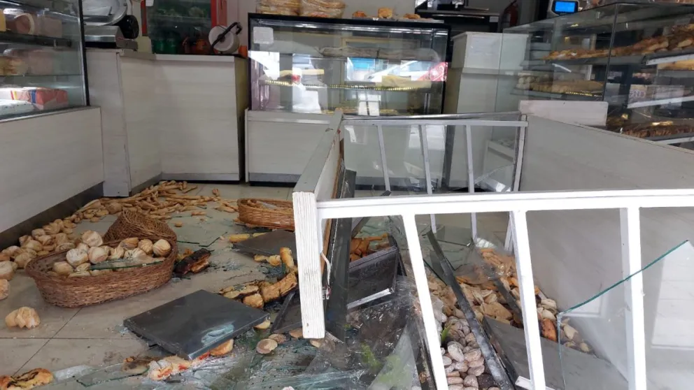 Empleados de una panadería ayudaron a detener a una pareja que los habían asaltado con armas