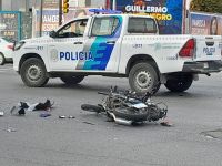 Impresionante choque entre una moto y un auto en Juan B. Justo y Córdoba