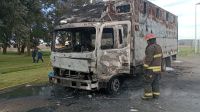 Un camión se prendió fuego en la Ruta 226 y hubo pérdidas totales