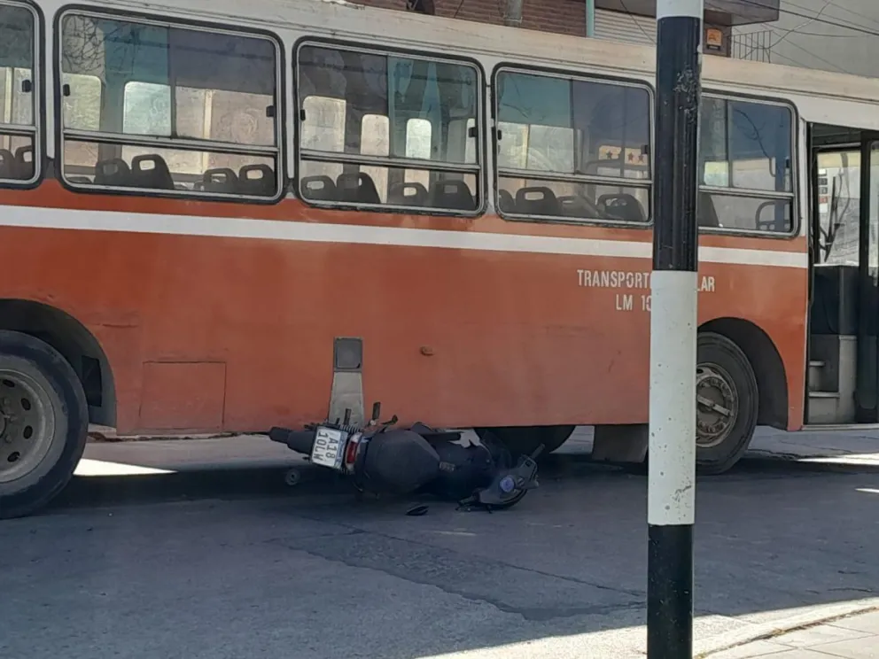 Una moto chocó contra un colectivo escolar: el micro no tenía VTV