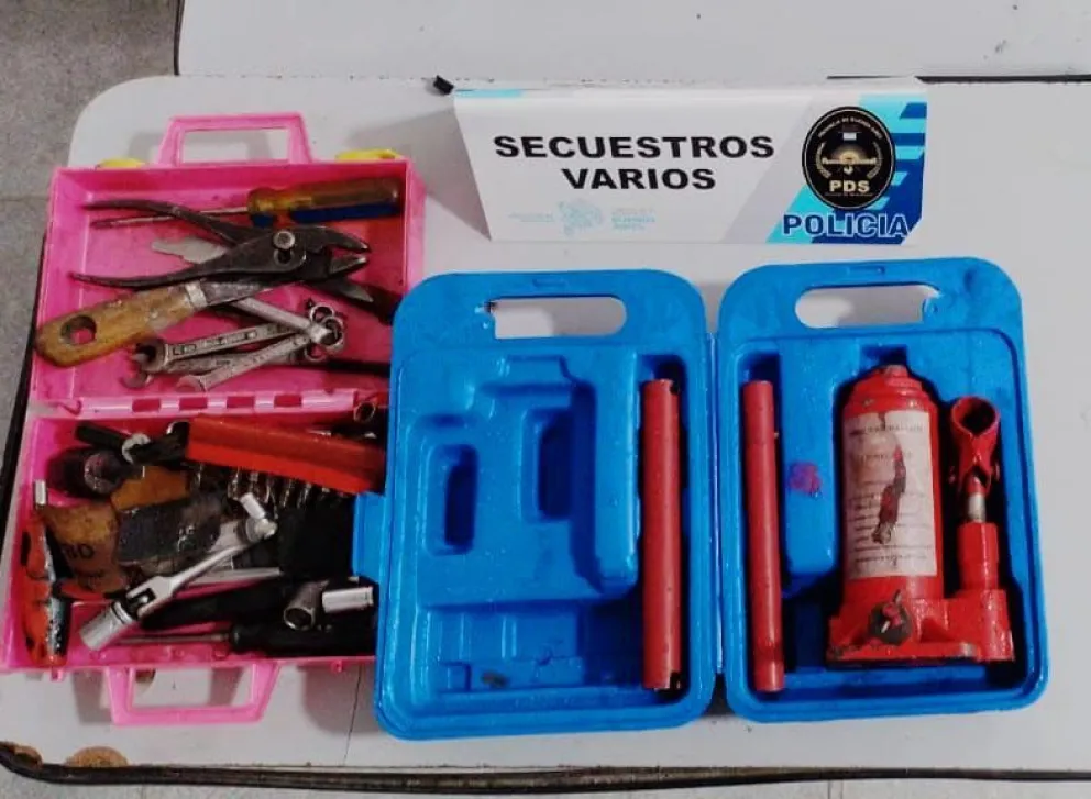 Detienen a un hombre que intentó robar herramientas de un auto