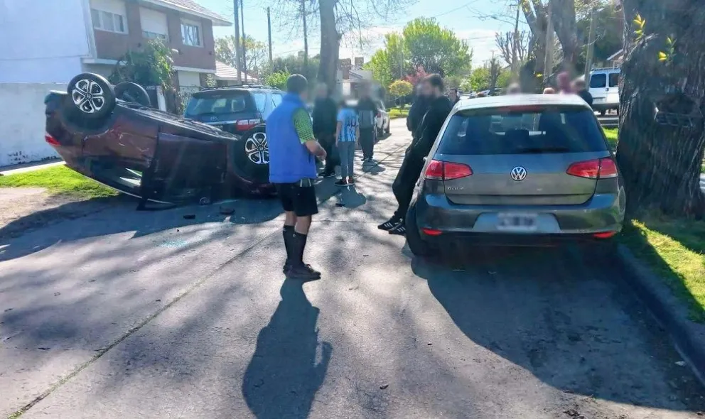Choque y vuelco en el barrio San Carlos: la conductora involucrada pudo haber sufrido un ACV
