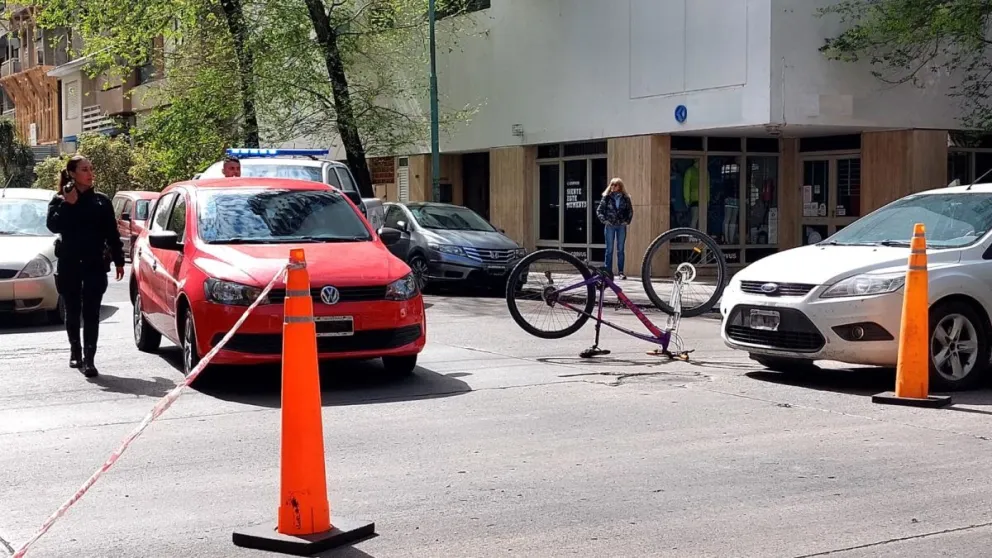 Asistieron a una ciclista que fue atropellada por un auto en La Perla ...