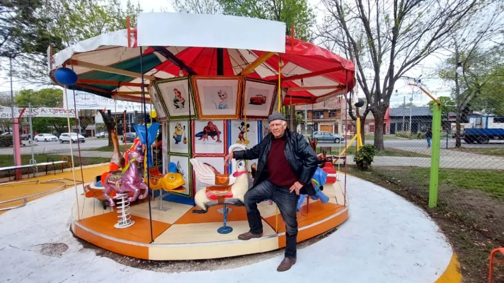 Rescató una calesita e invita gratis a los chicos en su inauguración 