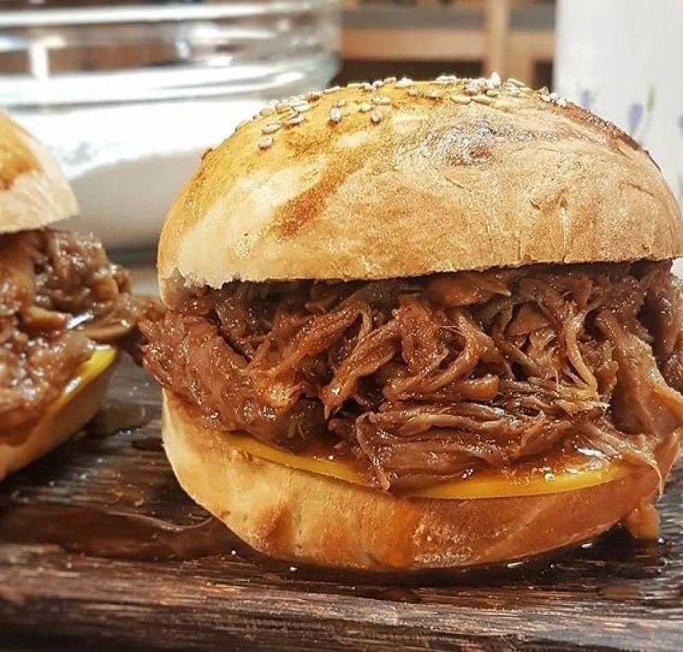 Bondiola de cerdo desmechada (braseada)