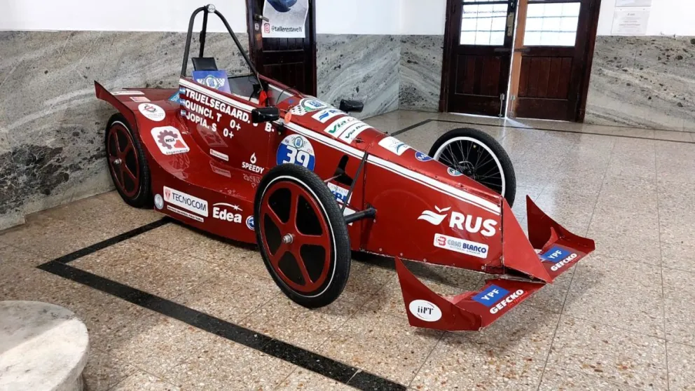 Alumnos del Instituto Pablo Tavelli compitieron con su auto eléctrico del Desafío Eco YPF