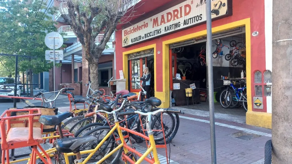 La bicicletería Madrid cumplió 70 años brindando alegría