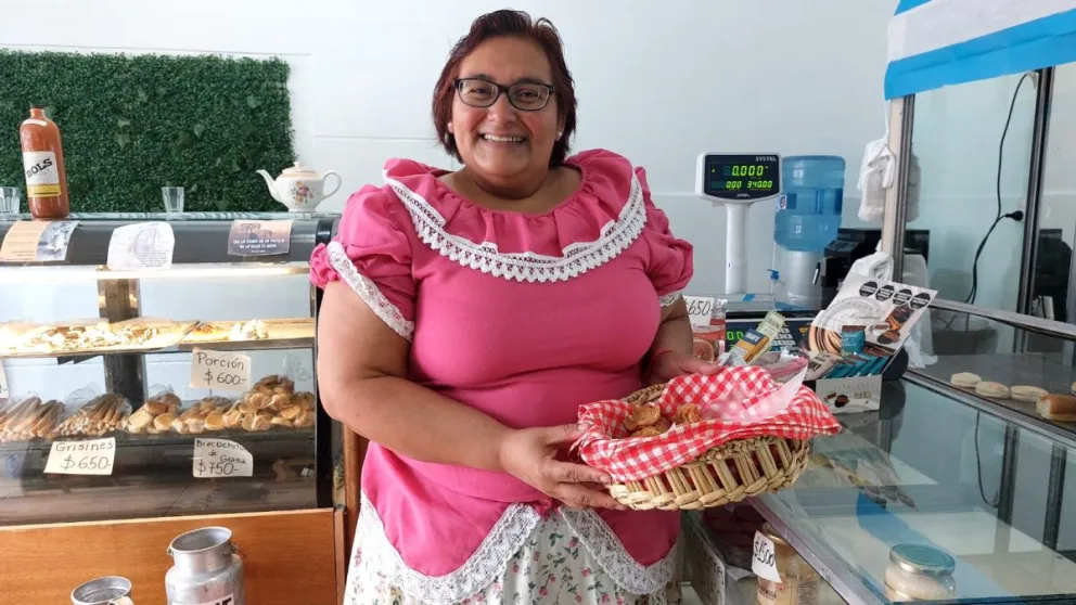 Una panadería regaló mini-pastelitos por el Día de la Tradición