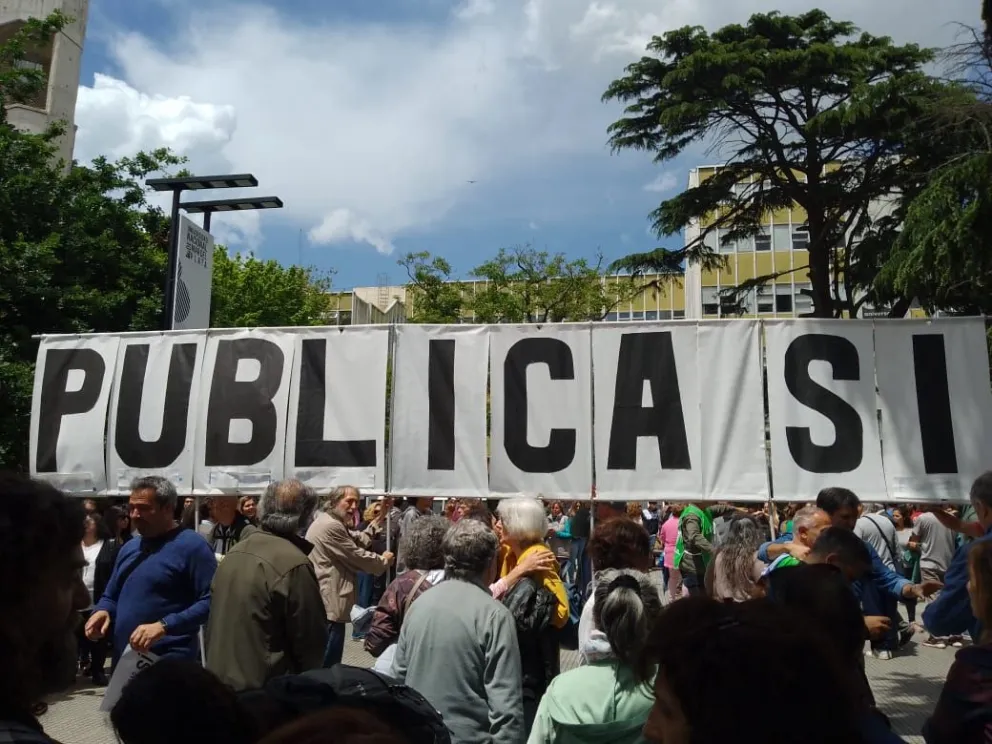 La Universidad de Mar del Plata hizo un abrazo en defensa de la educación pública