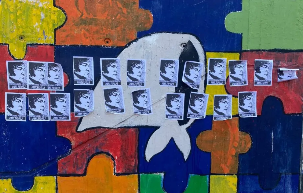Tras el abrazo en defensa de la educación pública, vandalizaron murales en la Universidad