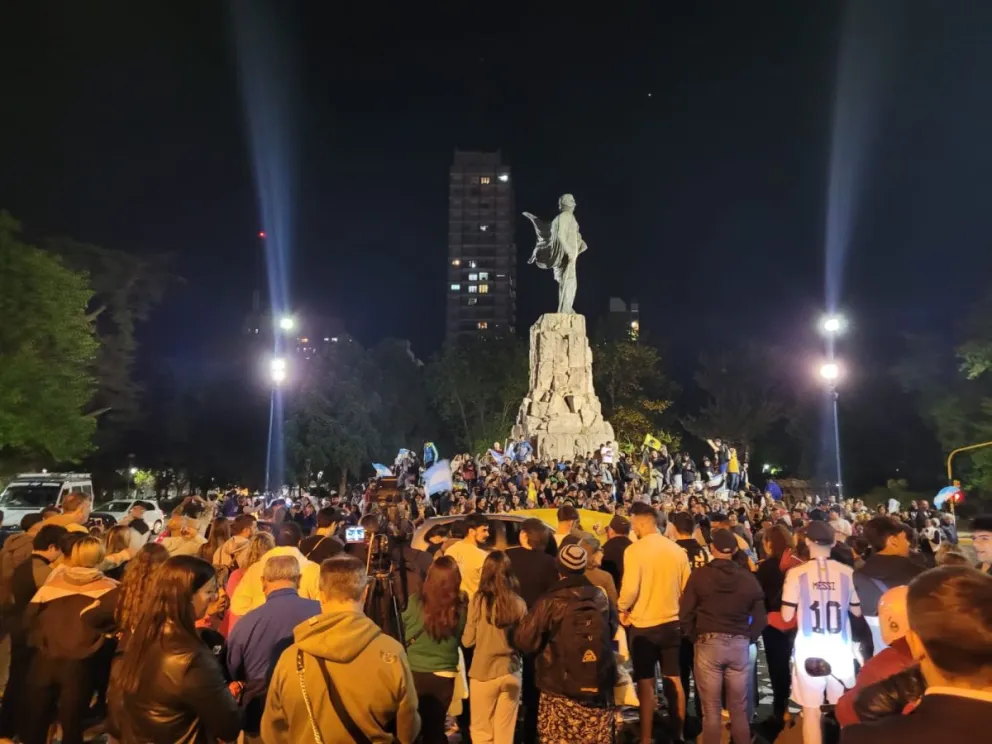 Partidarios de Milei festejan en el Monumento a San Martín