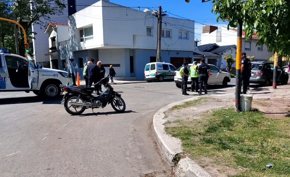 Choque entre un auto y una moto deja dos personas heridas | Infobrisas