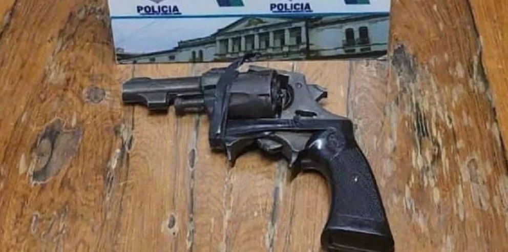 Intentaron fugarse de un control policial y en la camioneta tenían un revólver