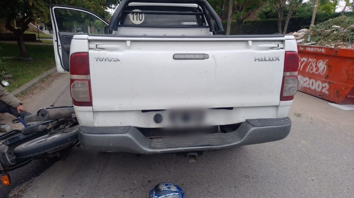 Motociclista terminó en el HIGA tras chocar con una camioneta: circulaba sin seguro ni licencia