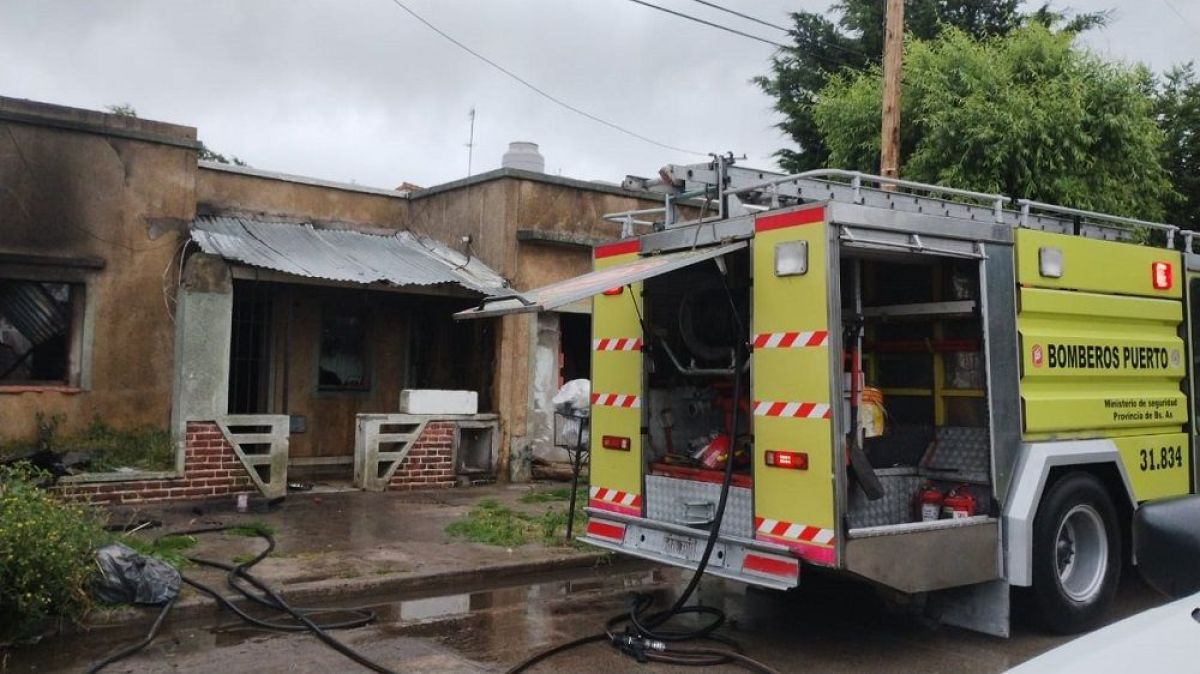 Bomberos controlan un incendio en una vivienda de Mar del Plata