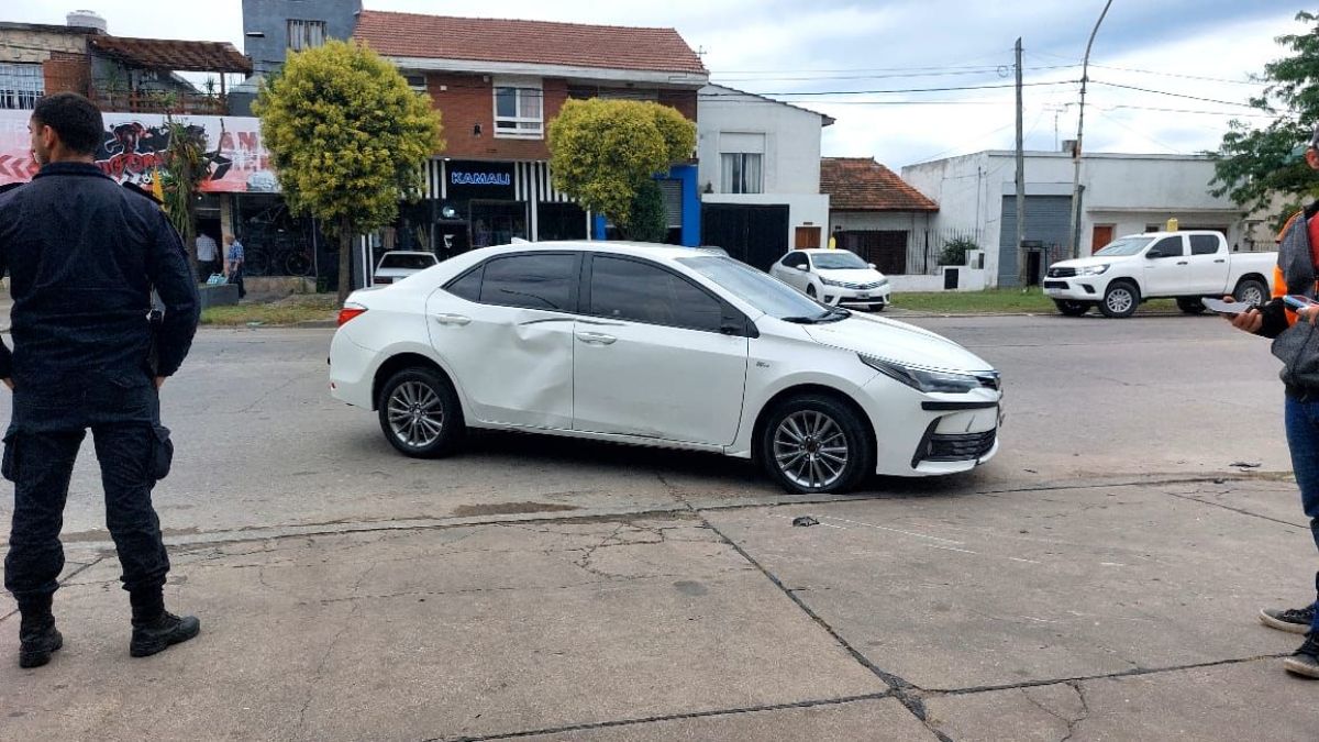 Le rompieron los vidrios a un automovilista luego de chocar contra una moto