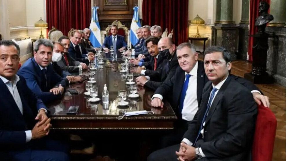 Massa mantiene reunión con gobernadores para garantizar pago de sueldos y aguinaldos