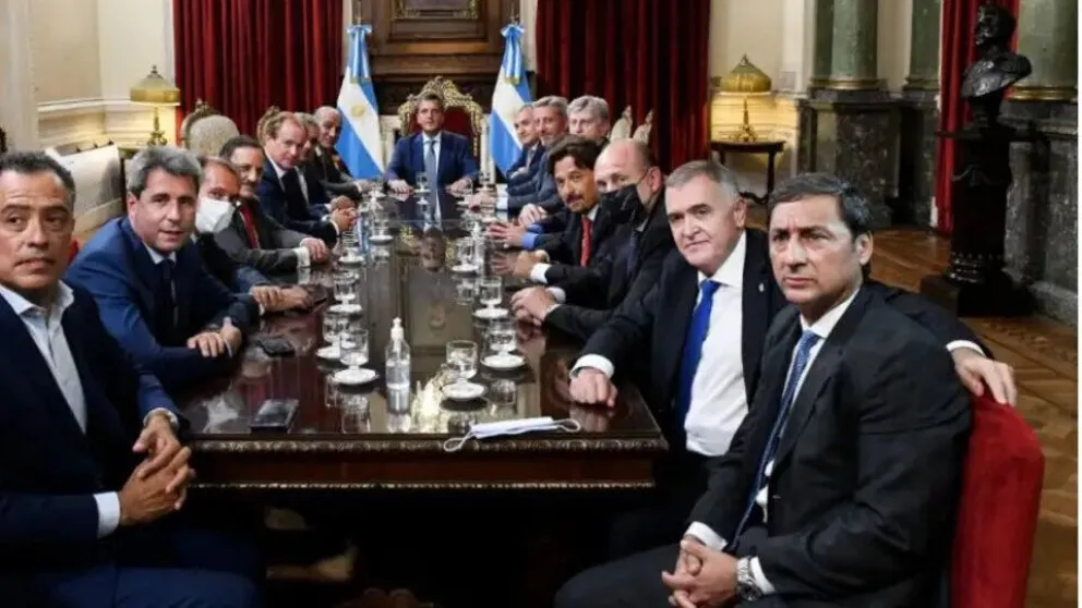 Massa mantiene reunión con gobernadores para garantizar pago de sueldos y aguinaldos