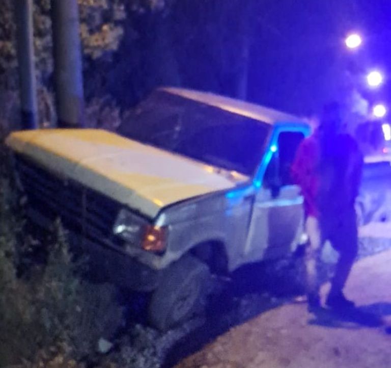 Conductor altamente alcoholizado chocó en Batán