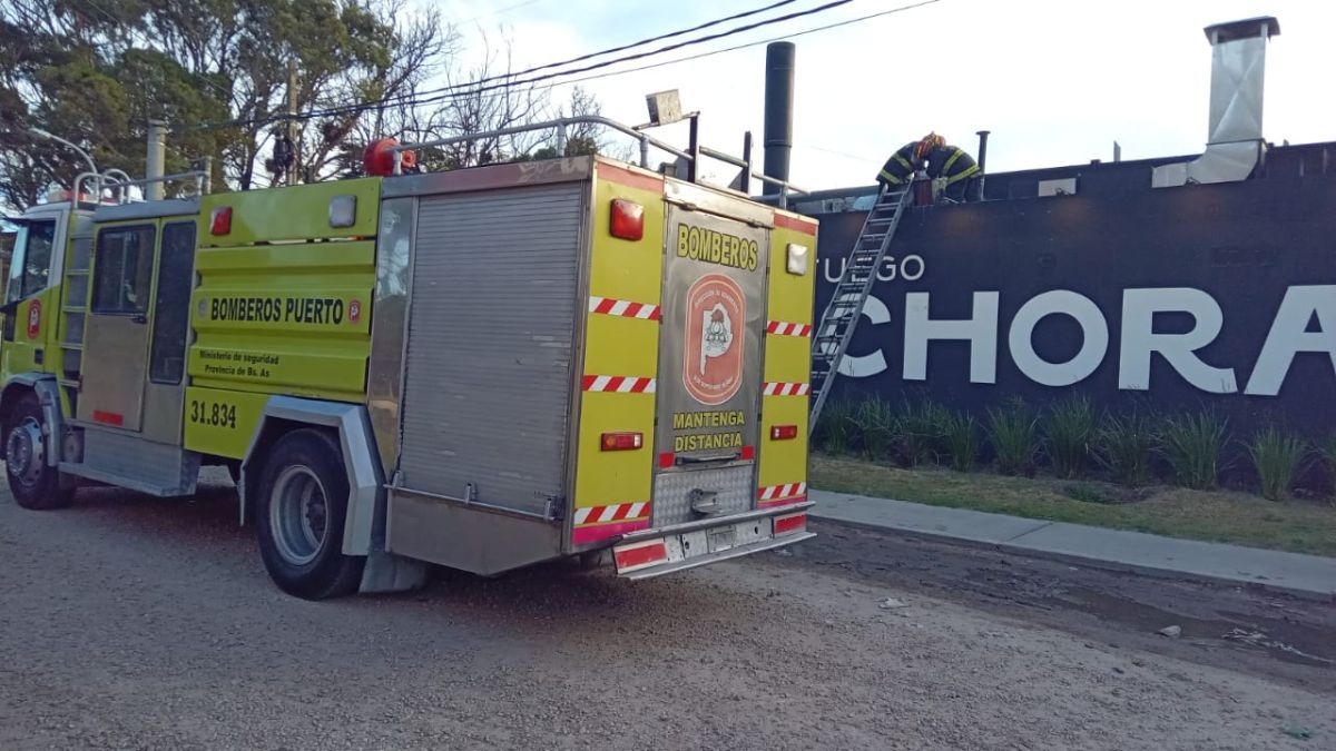 El encargado de una parrilla colaboró con los bomberos para controlar un incendio