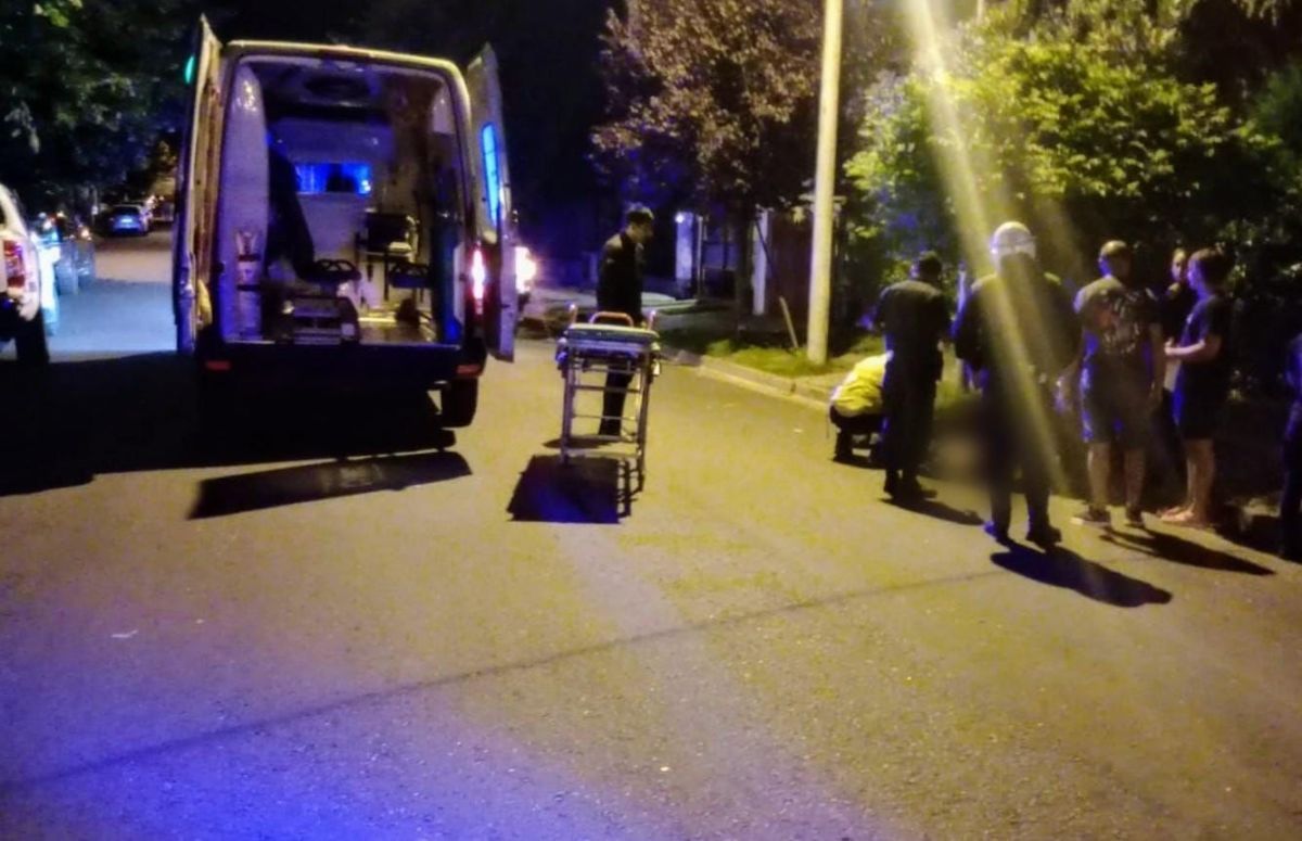 Motociclista de 17 años lesionado tras choque con una camioneta en Los Troncos