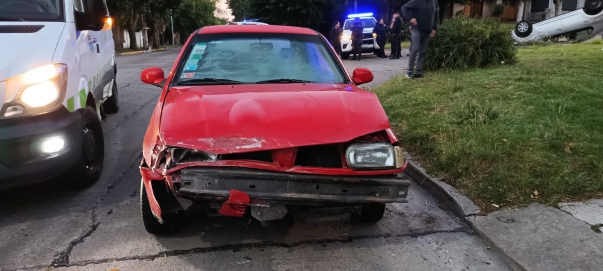 Manejaba alcoholizado y chocó su auto en el barrio Chauvin 
