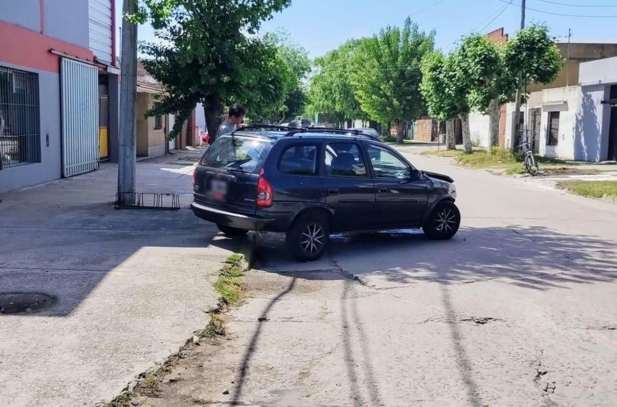 Accidente de tránsito entre un Chevrolet Corsa y un Ford Fiesta en el barrio 9 de Julio 