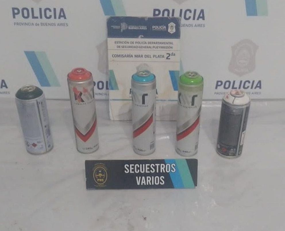 Detuvieron a un hombre que realizaba pintadas en un comercio