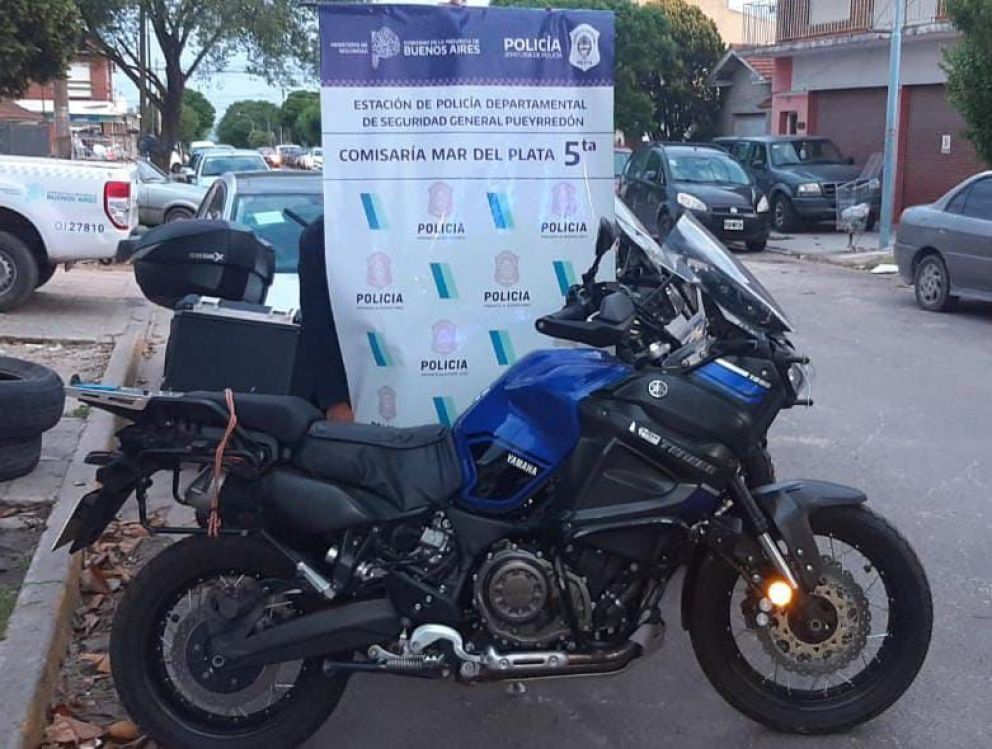 Dos jóvenes escaparon con una moto robada y chocaron de frente a un patrullero
