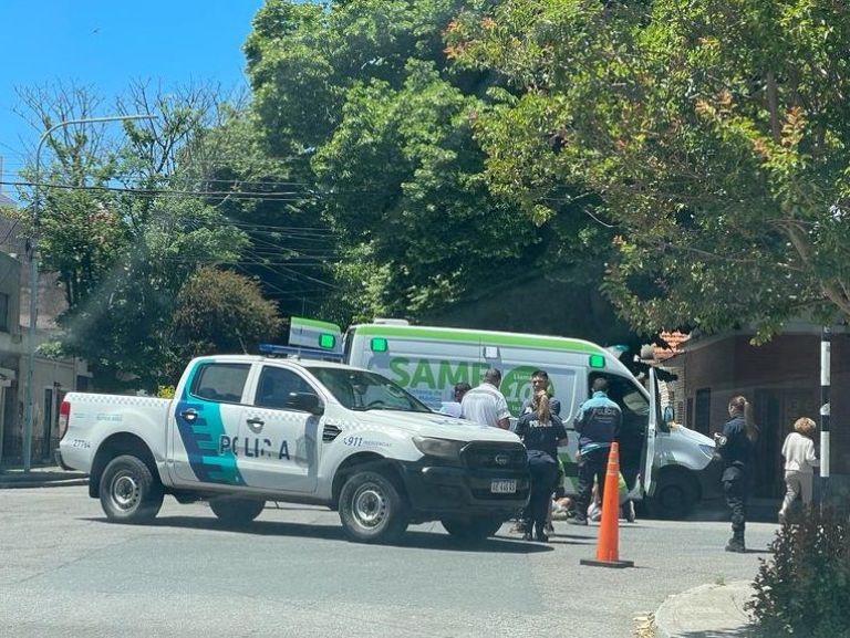 Un accidente entre un auto y una moto dejó a una mujer hospitalizada