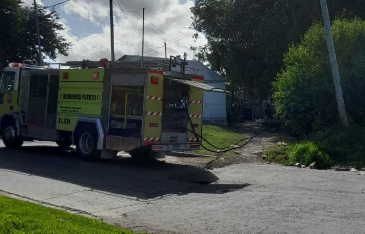 Bomberos sofocaron un incendio en una casa cercana al Puerto