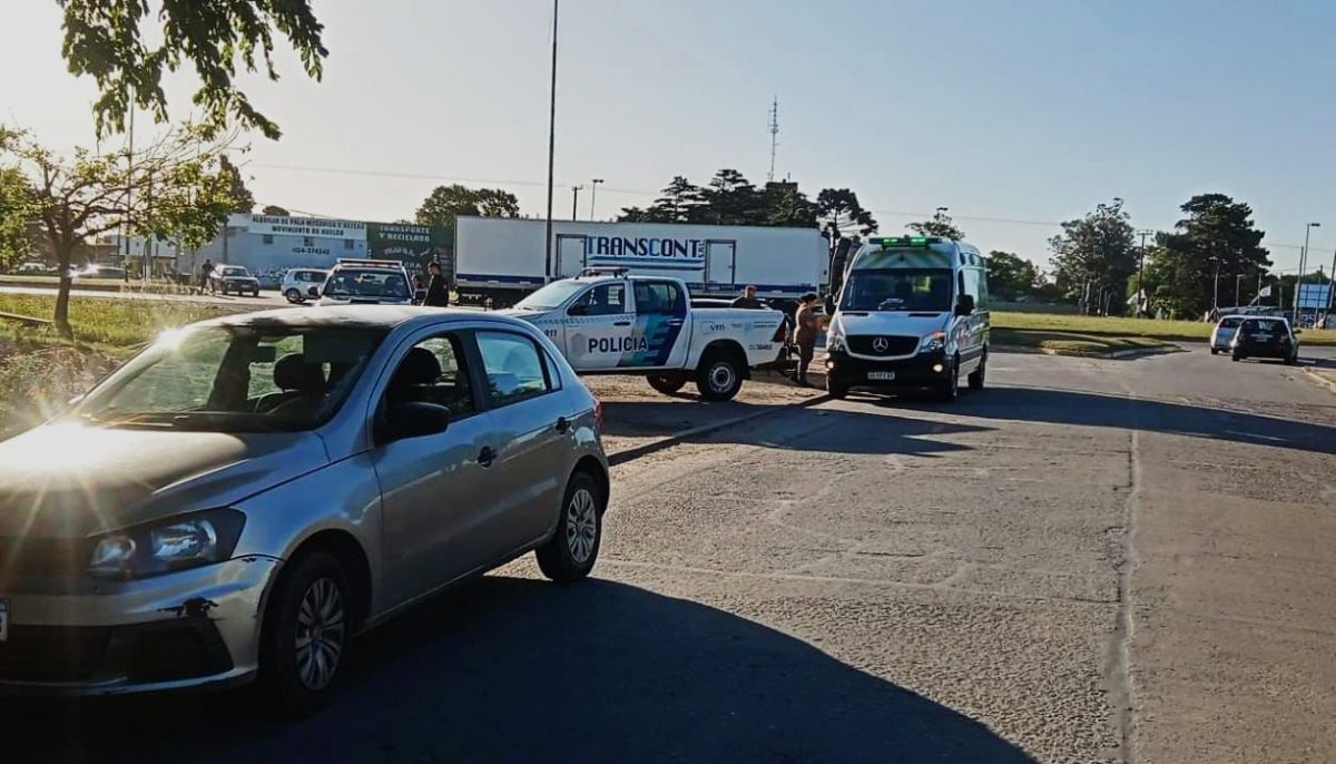 Motociclista sin licencia de conducir lesionada tras choque contra un auto en Villa Primera