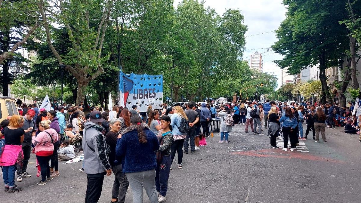 Libres de Sur protestó frente al Municipio por una Navidad digna