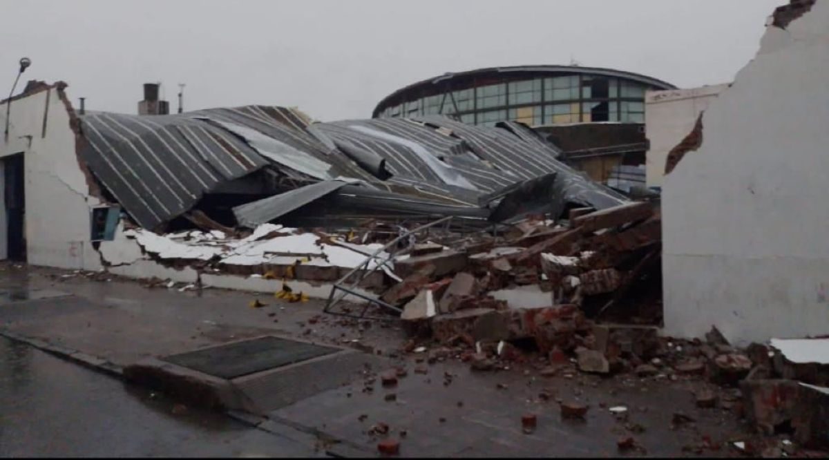 Burzaco: destrozos en el techo de un club por el temporal