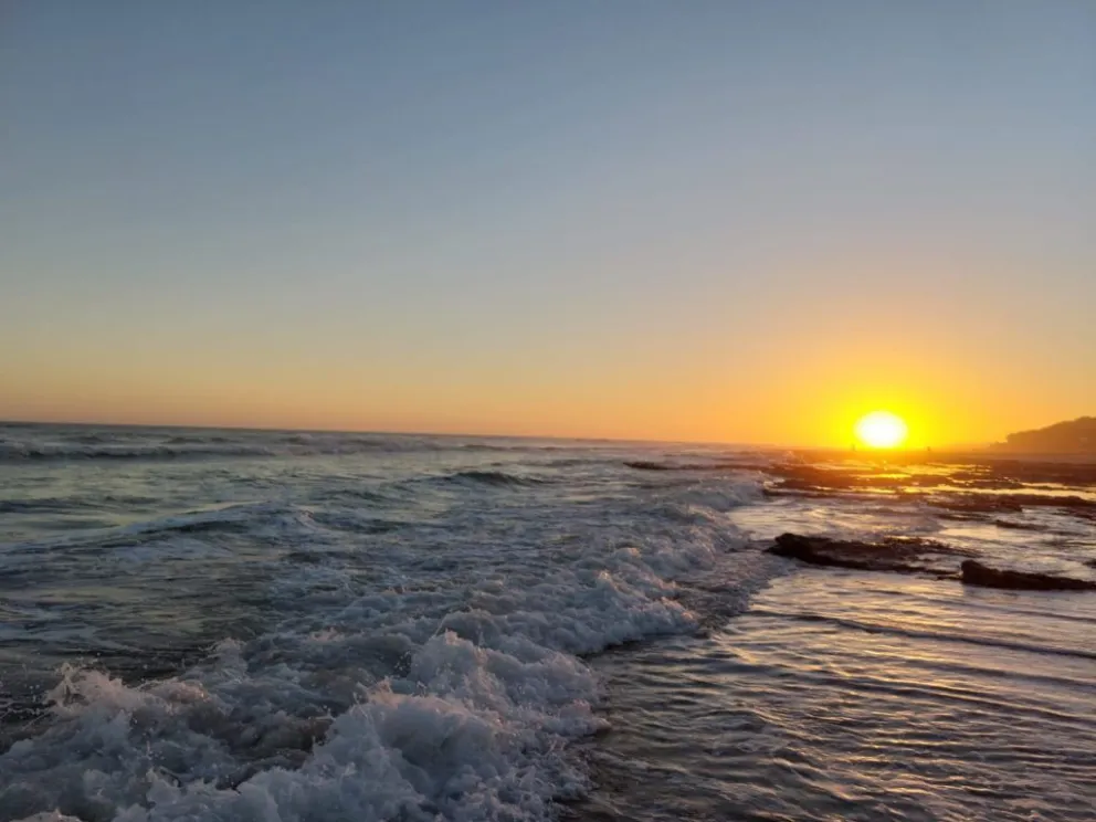 Balneario Orense: El médano más alto de la provincia y sus atardeceres en el mar