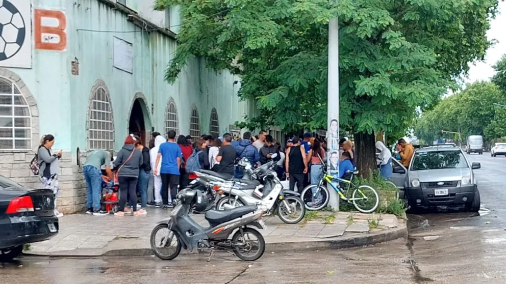 Intrigante fenómeno en Mar del Plata: largas colas para escanear el iris a cambio de criptomonedas